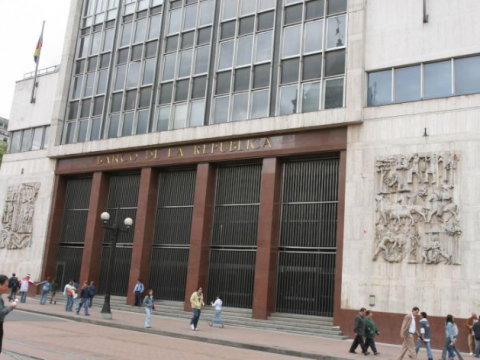 Analistas prevén otra reducción de las tasas en abril